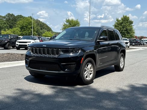 Used 2023 Jeep Grand Cherokee Laredo w/ Luxury Tech Group I AWD/4WD image 9
