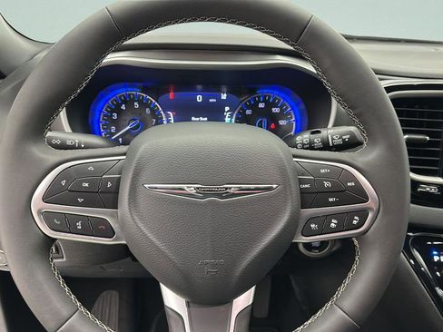 Used 2025 Chrysler Pacifica Select FWD image 15