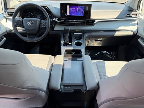 Used 2025 Toyota Sienna LE w/ LE Plus Package AWD/4WD image 25