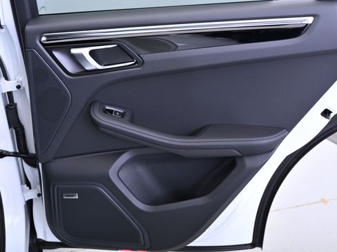 Certified 2025 Porsche Macan image 20