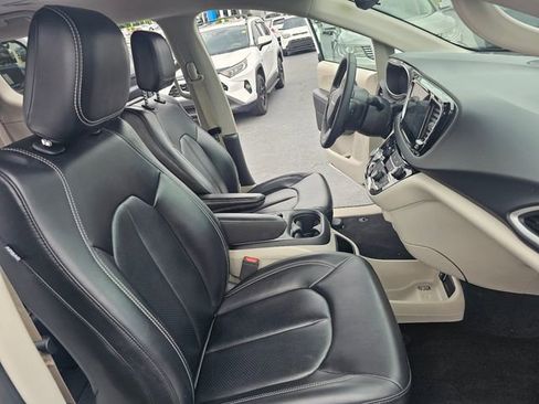 Used 2023 Chrysler Pacifica Touring-L FWD image 14