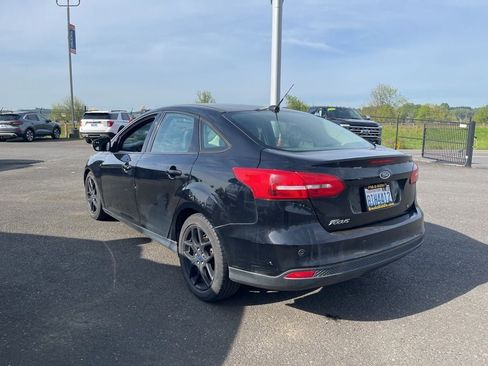 Used 2016 Ford Focus SE w/ Equipment Group 201A FWD image 2