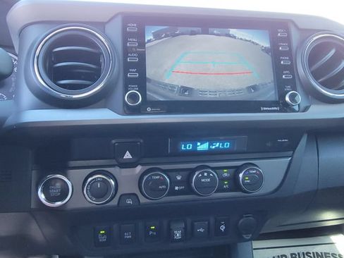 Used 2022 Toyota Tacoma TRD Off-Road w/ Technology Package AWD/4WD image 17