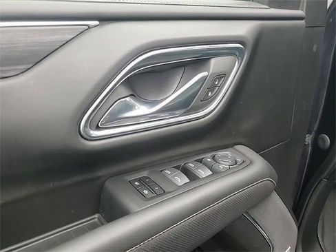 Used 2023 GMC Yukon XL SLT w/ SLT Premium Package image 12