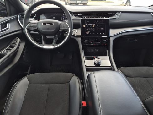 Used 2023 Jeep Grand Cherokee Altitude AWD/4WD image 15