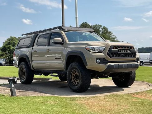 Used 2019 Toyota Tacoma TRD Off-Road AWD/4WD image 1