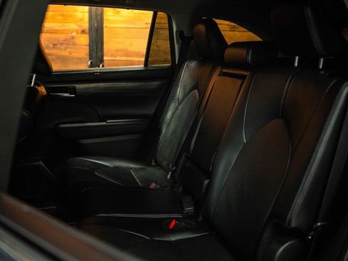 Used 2024 Toyota Highlander Limited AWD/4WD image 11