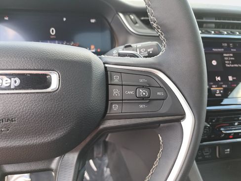 Certified 2024 Jeep Grand Cherokee Altitude AWD/4WD image 19