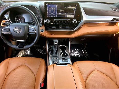 Used 2021 Toyota Highlander Platinum AWD/4WD image 16