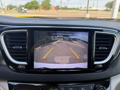 Used 2024 Chrysler Pacifica Touring-L FWD image 20