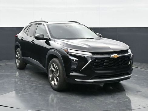 Used 2025 Chevrolet Trax LT w/ LT Convenience Package FWD image 4
