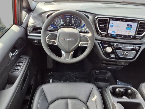 New 2026 Chrysler Pacifica Select image 4