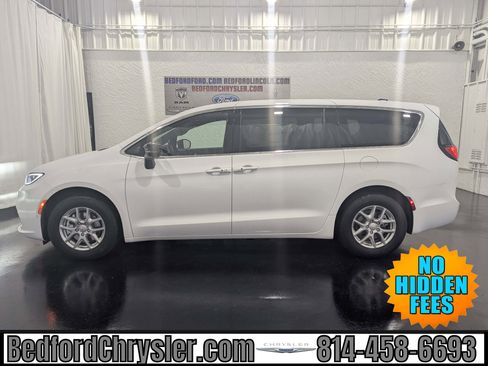 New 2026 Chrysler Pacifica Select image 1