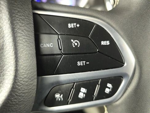 Used 2024 Chrysler Pacifica Touring-L image 15