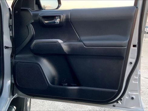 Used 2020 Toyota Tacoma TRD Sport w/ Technology Package image 21