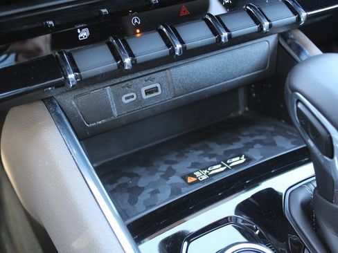 Used 2024 GMC Canyon Denali image 39