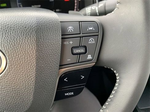 Used 2025 Toyota Camry SE image 28