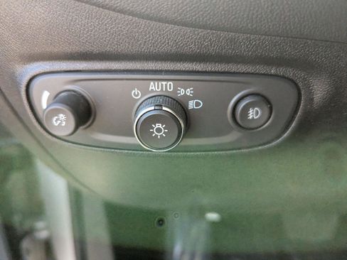 Used 2018 Chevrolet Equinox Premier image 21