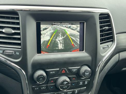 Used 2021 Jeep Grand Cherokee Laredo AWD/4WD image 31