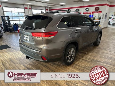 Used 2019 Toyota Highlander XLE image 5