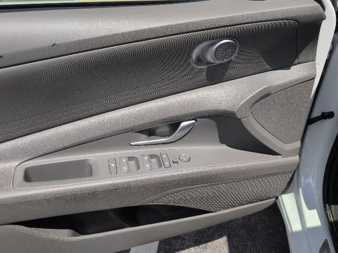 Used 2025 Hyundai Elantra SE FWD image 12