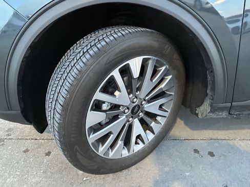 Used 2022 Ford Escape Titanium w/ Class II Trailer Tow Package image 9