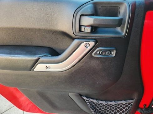 Used 2015 Jeep Wrangler Unlimited Rubicon image 25