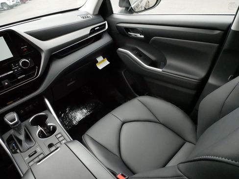 Certified 2026 Toyota Highlander XLE image 11