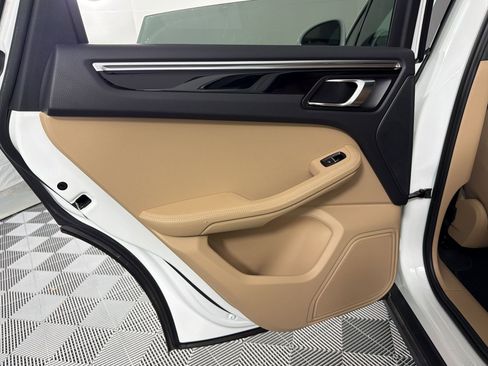 Certified 2023 Porsche Macan AWD/4WD image 28
