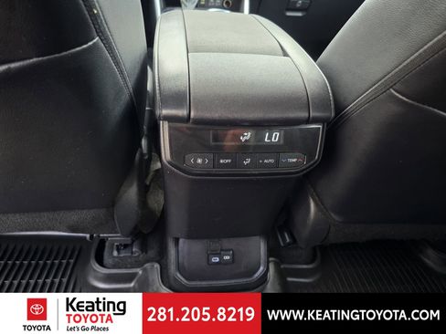 Used 2024 Toyota Highlander XLE FWD image 17