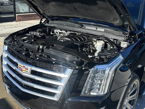 Used 2018 Cadillac Escalade Premium Luxury image 42