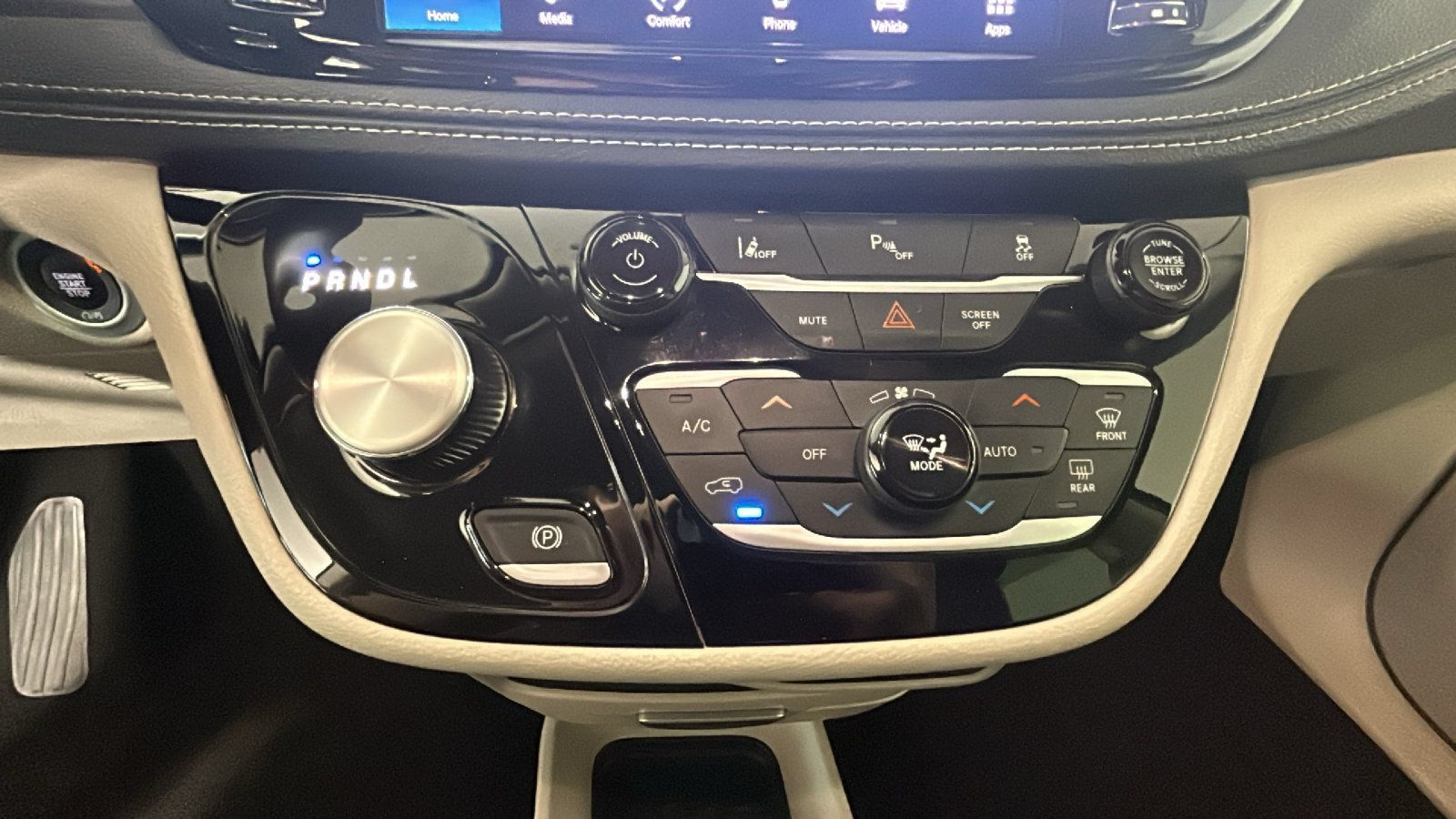 Used 2023 Chrysler Pacifica Touring-L FWD image 25