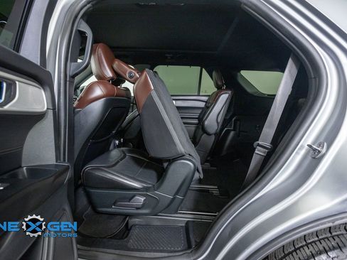Used 2020 Ford Explorer Platinum w/ Premium Technology Package AWD/4WD image 29