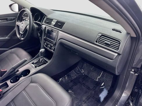 Used 2018 Volkswagen Passat 2.0T R-Line w/ R-Line Lighting Package FWD image 27