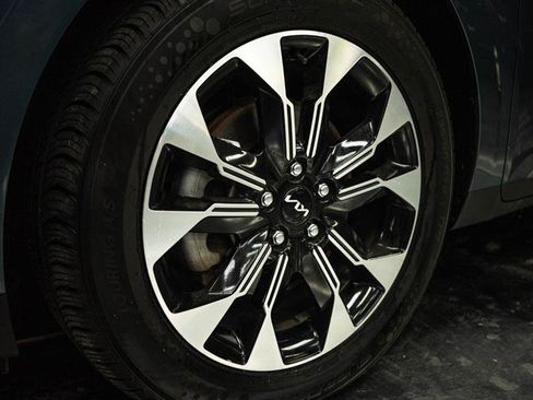Used 2023 Kia Carnival EX FWD image 3