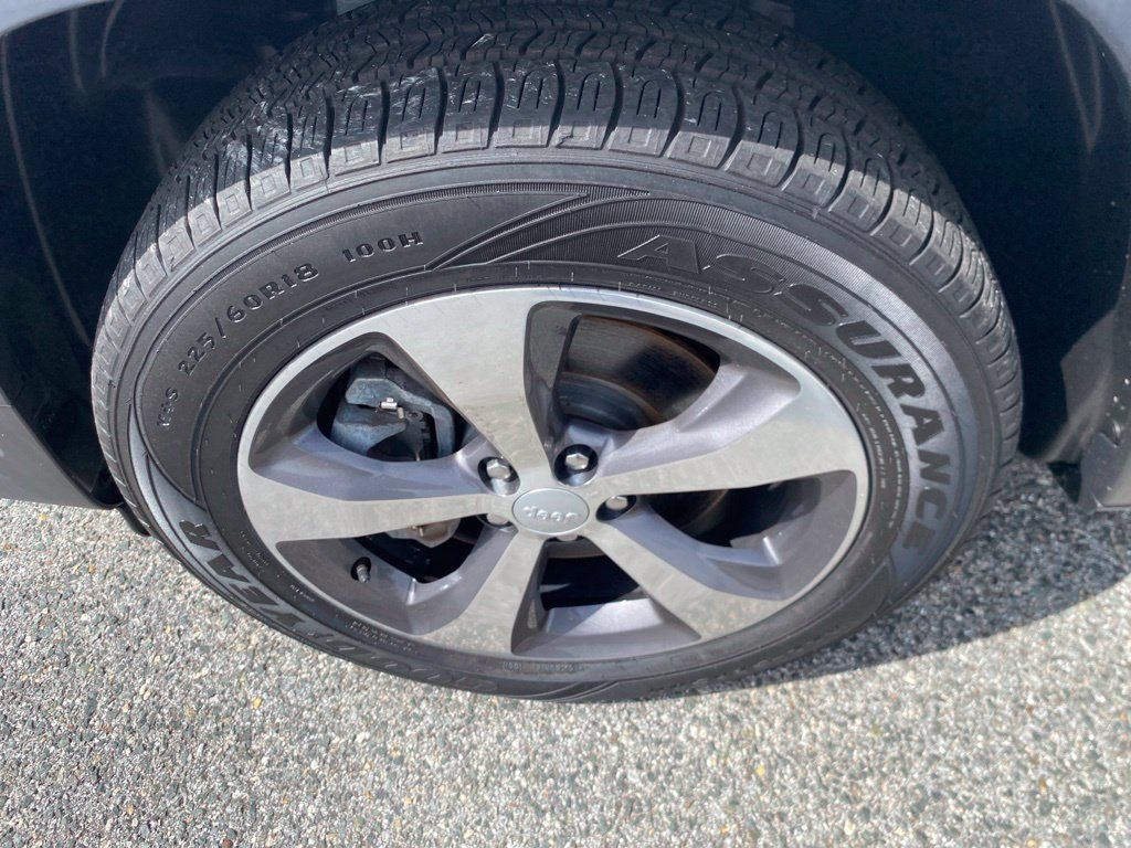 Used 2020 Jeep Cherokee Limited AWD/4WD image 5