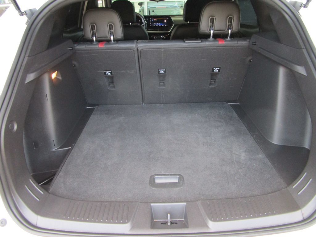 Used 2025 Chevrolet Trax RS w/ Sunroof Package FWD image 15