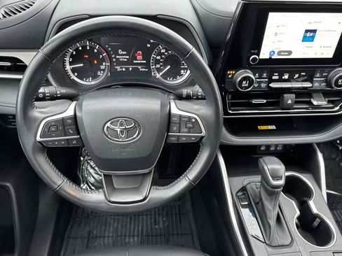 Used 2023 Toyota Highlander XLE image 14
