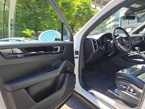Used 2021 Porsche Cayenne AWD/4WD image 19