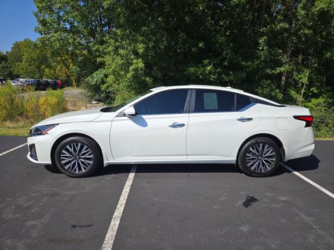 Used 2023 Nissan Altima 2.5 SV w/ SV Premium Package image 5