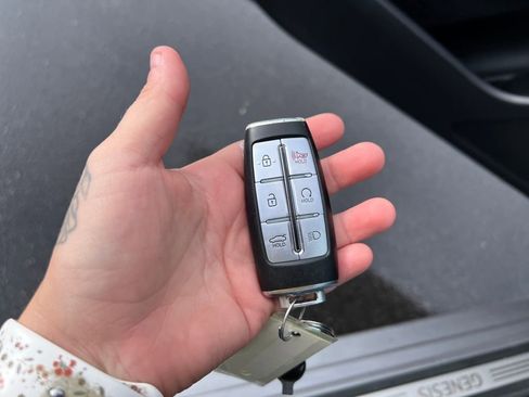 Used 2023 Genesis G70 2.0T image 29