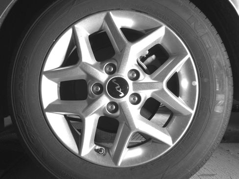 Used 2025 Kia Soul LX w/ LX Technology Package FWD image 14
