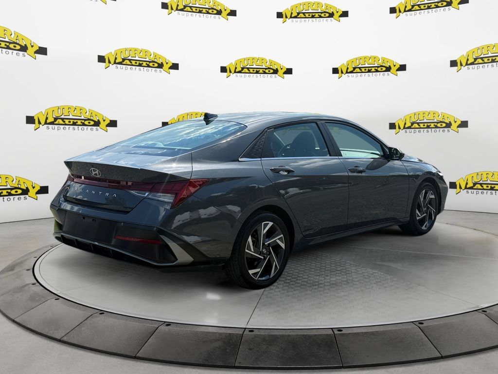 Used 2025 Hyundai Elantra SEL FWD image 5