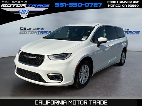 Used 2023 Chrysler Pacifica Touring-L FWD image 1