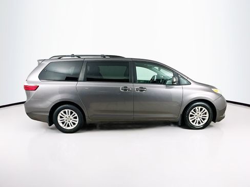 Used 2017 Toyota Sienna XLE Premium FWD image 10