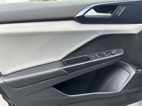 Used 2022 Volkswagen Taos SE image 16