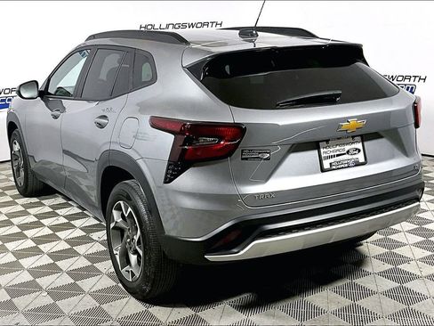 Used 2025 Chevrolet Trax LT w/ LT Convenience Package FWD image 8