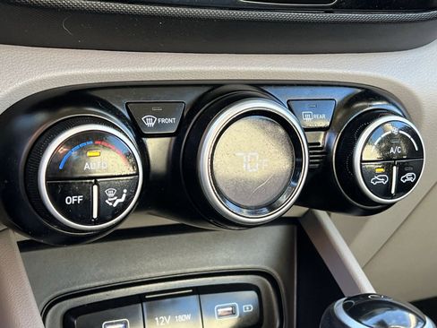 Used 2022 Hyundai Venue SEL image 20