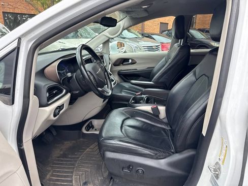 Used 2017 Chrysler Pacifica Touring-L FWD image 14
