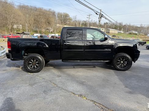 Used 2014 GMC Sierra 2500 Denali w/ Suspension Package, Off-Road image 79